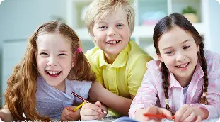 Діти усміхаються та малюють разом