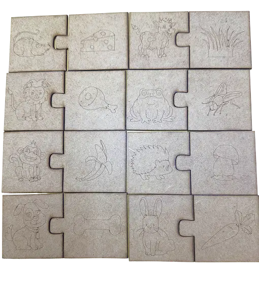 Наша засновниця і автор методик тримає в руках приладдя для артикуляційної гімнастики і посміхається