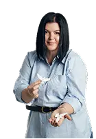 Спеціаліст нашого центру тримає в руках картки для розвитку словникового запасу та граматики