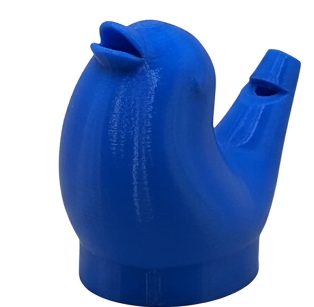 Наша засновниця і автор методик тримає в руках приладдя для артикуляційної гімнастики і посміхається